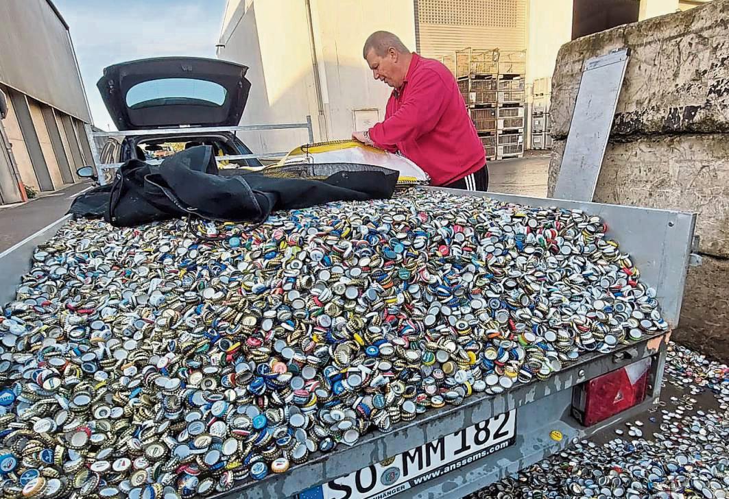 Tausende Kronkorken liefert der Verein (im Bild Bernhard Horsthemke) jeden Monat zum Recycling ab.