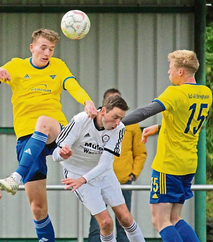 Die SG Suttrop/Kallenhardt (in Weiß) führte zur Pause mit 1:0 gegen den TuS Ehringhausen, verlor die Partie am Ende aber noch mit 1:3. Foto: Heinke