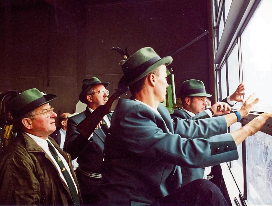 Wegen des strömenden Regens schossen die Schützen vor 25 Jahren beim Kreisschützenfest in Meiste aus dem Fenster auf den Vogel.