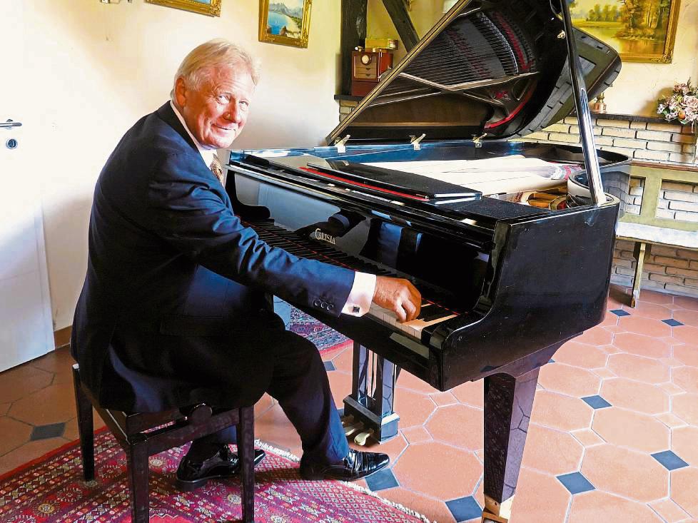 Musikalisch beherrscht er die Klaviatur der feinen Töne, als Lokalpolitiker bevorzugt er Klartext: CDU-Ratsherr Franz Gausemeier. Hier sitzt der Meister der Saniär- und Heizungstechnik an seinem Flügel im heimischen Wohnzimmer. Foto: Vielberg