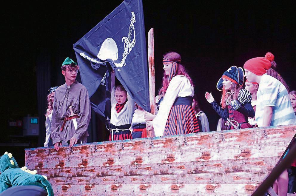 Showdown auf den Schiffsplanken: Am Ende standen sich Peter Pan (l., gespielt von Mattis Fecke) und sein Widersacher Captain Hook (v.r., Haylie Dyk) direkt gegenüber. Foto: Dieter Tuschen