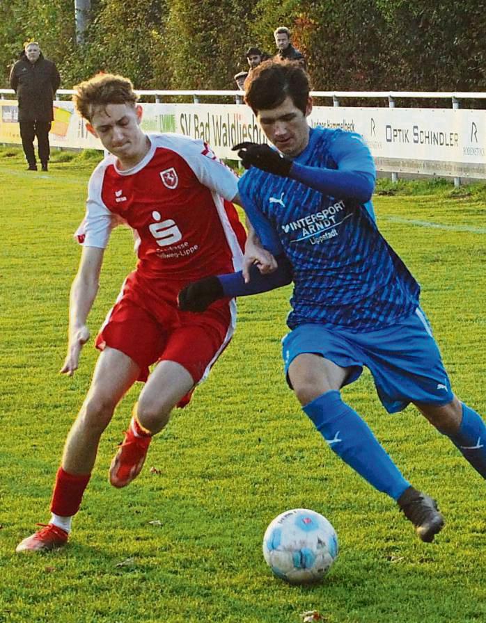 Knapp an der ersten Saisonniederlage vorbei schrammten die A-Junioren des SC Lippstadt (in Blau). Beim SV Bad Waldliesborn retteten sie nach Rückstand noch ein 2:2. Foto: Dannhausen