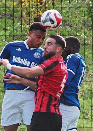 Ali Cirak (Rot), hier noch im Trikot des SV Lippstadt, wird Profi in der Türkei. Foto: Heinke