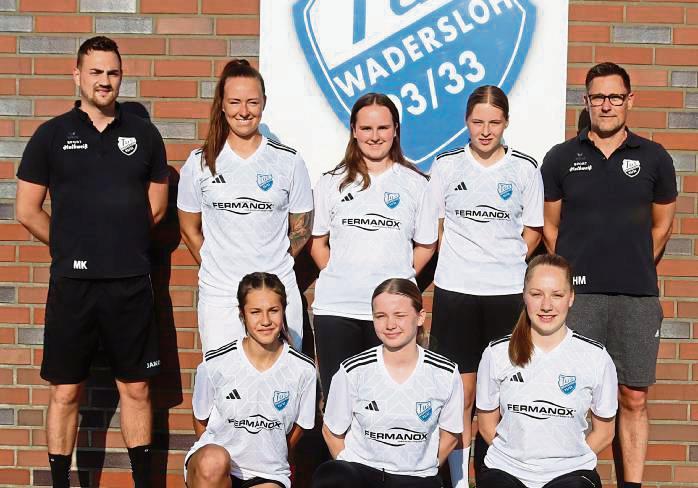 Der TuS Wadersloh will in der Landesliga erneut oben anklopfen (h.v.l.): Co-Trainer Marvin Klapper, Jaqueline Eberling, Emily Wittkowsky, Annika Kleinewiese, Trainer Helio Manotas; (v.v.l.): Emma Wibbelt, Leni Westarp, Emmy Bellenhaus. Einige Spielerinnen fehlten noch. Foto: Feichtinger