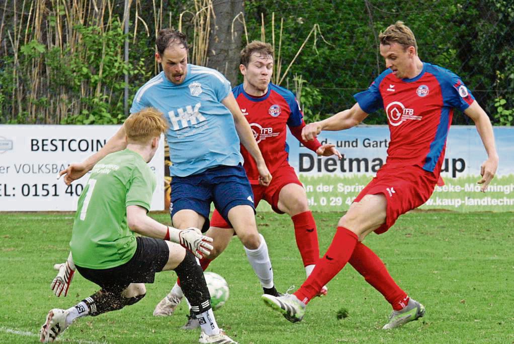 Den Glauben an den Klassenerhalt hat nach Aussage von Trainer René Wessels auch der FC Mönninghausen (in Blau) verloren, der nun auf den SV Wiedenbrück II trifft. Foto: Schlink