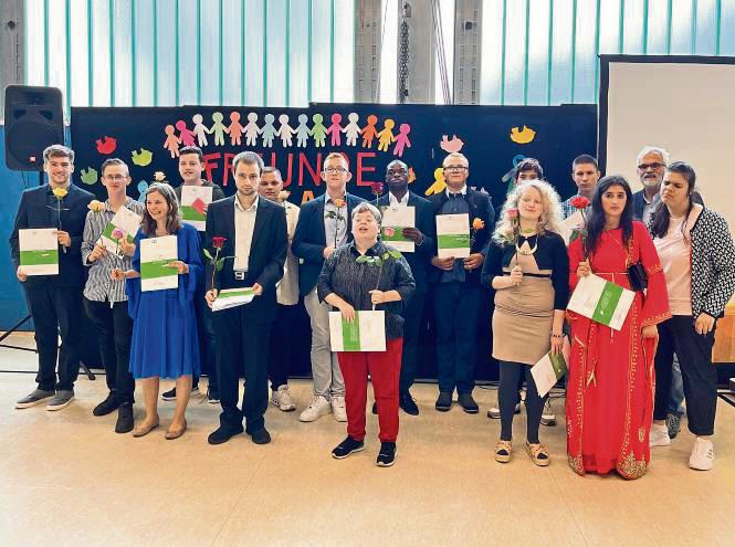 16 Schüler ihre Abschlusszeugnisse. Viele von ihnen haben ihre gesamte Schulzeit an der Don Bosco Schule verbracht.