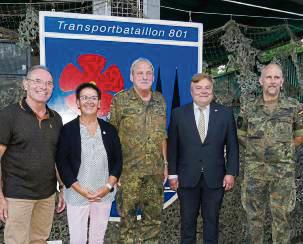 Beim traditionellen Biwak der Reservistenkameradschaft (RK) Lippstadt begegneten sich (v. l.) Ortsvorsteher Gunther Schmich, die stellvertretende Landrätin Heike Kruse, der erste Vorsitzende der RK Eckhard Schulze-Dasbeck, Bürgermeister Arne Moritz und RK-Schriftführer Thomas Hölscher.