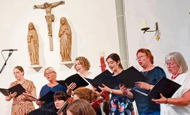 Als Doppelterzett stellten sich die Sängerinnen Rebekka Jürgensmeier, Christine Dramburg, Barbara Brinkmeier, Carolin Wimmelbücker, Lehrerin Petra Salzburger-Brehmer und Barbara Müller vor. Foto: Boronowsky
