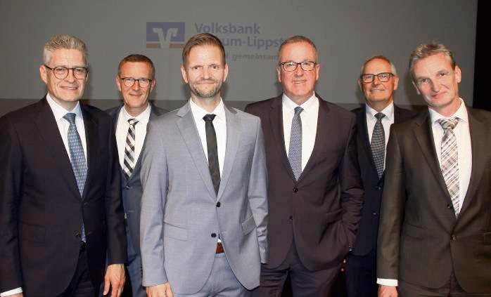 Den Vorstand der neuen VR-Bank Westfalen-Lippe bilden (v.v.l.) Vorsitzender Stefan Hoffmann, Stellvertreter Marco Pietsch, Jörg Deutschmann; Jürgen Ahler wird Generalbevollmächtigter. Den Vorsitz eines 14-köpfigen Aufsichtsrat soll bis 2027 Christian Boehnke (h.r.) übernehmen, anschließend Matthias Ferber (h.l.). Foto: Schwade