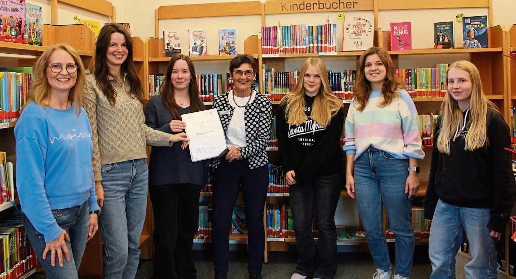 Angelika Hummelsheim (Mitte) überreichte im Namen der Staatskanzlei des Landes NRW und der NRW-Stiftung den Engagementpreis des Monats Oktober an Beteiligte des Projekts „teens & twens“ der Bücherei St. Cyriakus Horn.