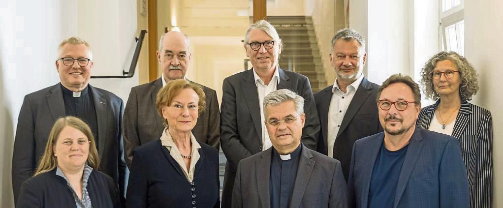 Austausch mit den Mitgliedern der Unabhängigen Kommission zur Aufarbeitung des sexuellen Missbrauchs im Erzbistum Paderborn (v.l.): Dr. Eva Brockmann, Generalvikar Dr. Michael Bredeck, Walther Müggenburg, Vorsitzende Birgit Cirullies, Ulrich Sachse, Erzbischof Dr. Udo Markus Bentz, Burkhardt Stutenz, Reinhold Harnisch und Professorin Dr. Ute Ritterfeld.