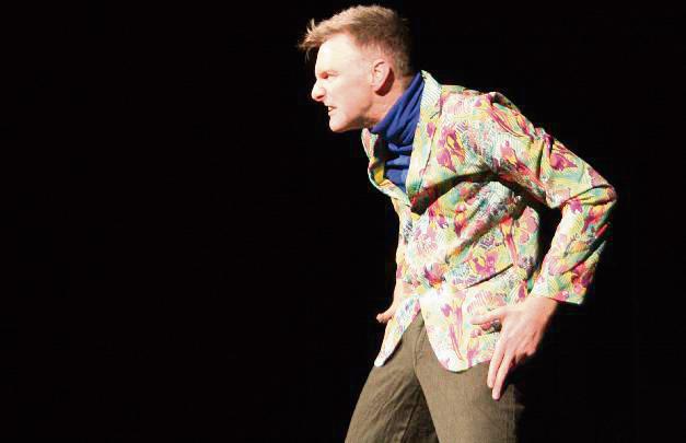 Ob Gackerhühnchen oder Striptease-Tänzerin, Trygve Wakenshaw schlüpft während seiner Performance in die verrücktesten Rollen. Foto: Wissing