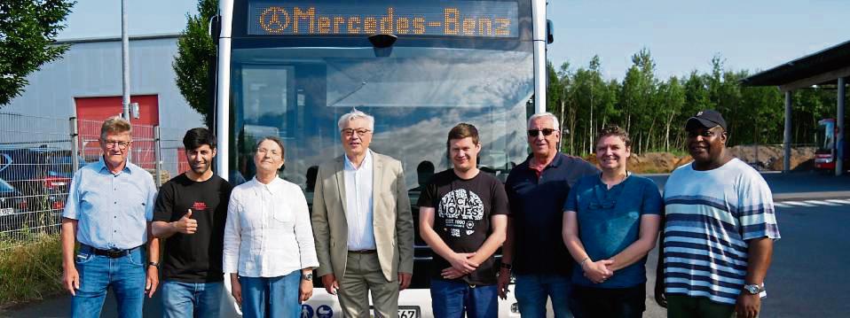 Dr. Jürgen Wutschka (4.v.l.), Dezernent für Regionalentwicklung beim Kreis Soest, und Fahrerinnen und Fahrer der WVG-Gruppe vor einem eCitaro, der auch bei der RLG zum Einsatz kommt.