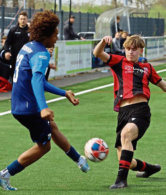 Auf Erfolgskurs steuern aktuell die B-Junioren des SV Lippstadt. Im Heimspiel gegen die Sportfreunde Siegen peilt man nun den sechsten Sieg in Serie an. Foto: Feichtinger