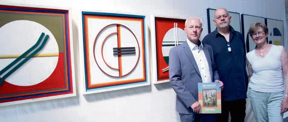 Martin Risse (Sparkassenstiftung zur Förderung der Kunst), Kurator Dirk Raulf und die Vorsitzende des Fördervereins der Jakobikirche, Dagmar Liebscher, neben drei Arbeiten des Lippstädter Künstlers Heinrich Trost. Im Hintergrund zu sehen sind Bilder von Leon Polk Smith.