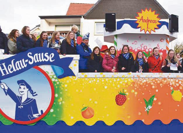 Am Nachmittag wurde der Karnevalswagen zur Bühne.
