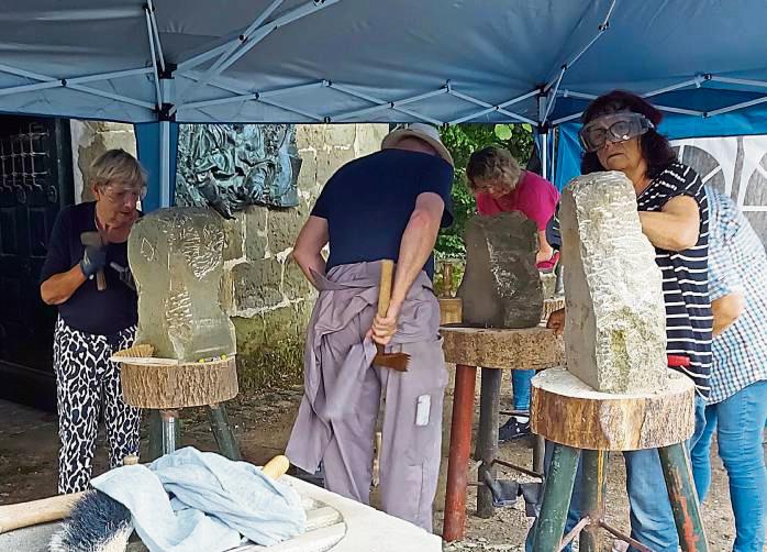 Ein Kurs in Steinbildhauerei wird im Rahmen der Rüthener Kunsttagen im Handwerkerdorf angeboten.