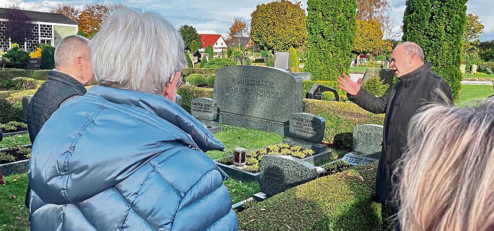 Eine Station der Führung war das Grab der Familie Seibel, die entscheidend zum Aufstieg der Erwitter Zementindustrie beigetragen hat. Foto: Bußmann
