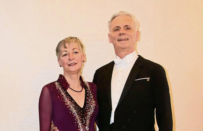 Bei ihrem Turnierauftritt in Holm belegten Doris Büker und Paul Ladinski vom TSC Castell in einem stark besetzten Teilnehmerfeld Rang 17 von fast 40 Paaren.