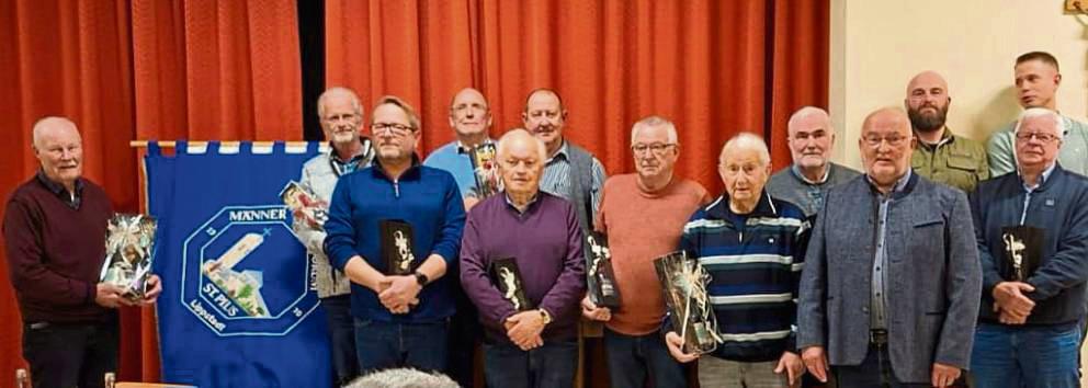 Bei der Jubilarehrung zeichnete der Vorsitzende Theo Kremer (4.v.r.) zahlreiche Mitglieder für ihre langjährige Zugehörigkeit zum Männerforum mit einem Präsent aus.