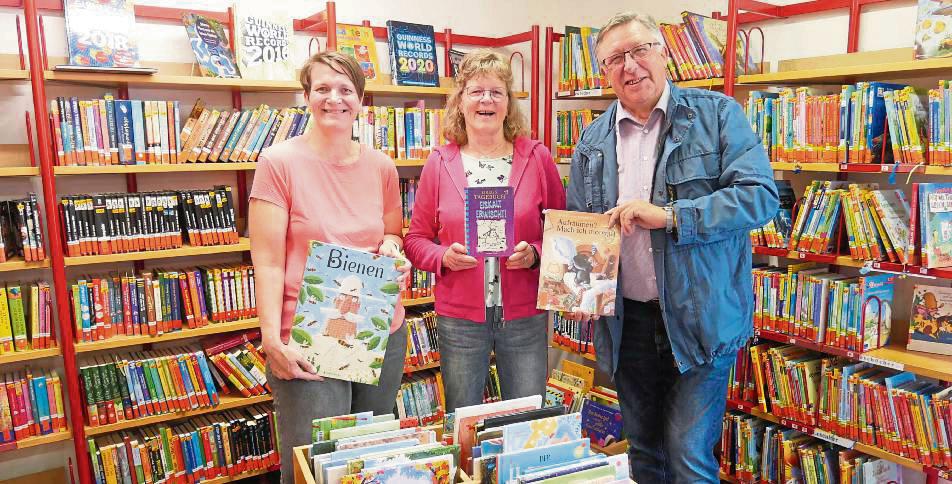 Freuen sich über viele Buchpaten (v.l.): Mareike Ising (Bürgerstiftung), Annette Dusny (Bücherei) und Hans-Josef Wessel (Vorsitzender Bürgerstiftung). Foto: Bsdurek