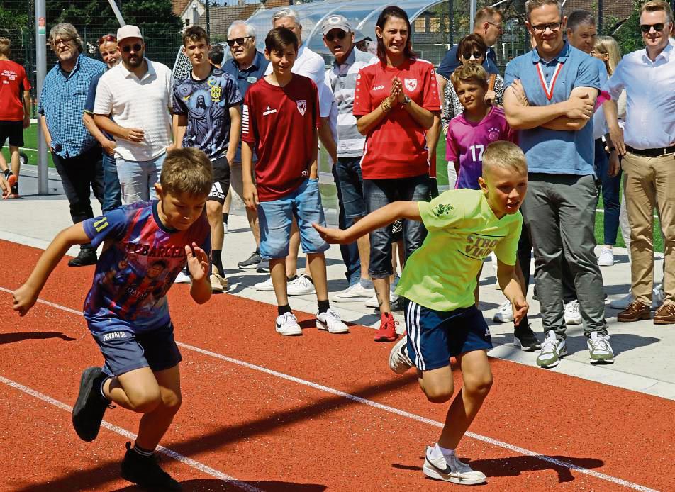 Auf der neuen Laufbahn legten sich diese jungen Sportfreunde bereits mächtig ins Zeug. Allerdings muss die Tartanbahn noch einmal nachgebessert werden, da eine Markierung fehlt. Das tat der Begeisterung über die gesamte Anlage aber keinen Abbruch. Fotos: Wiegand