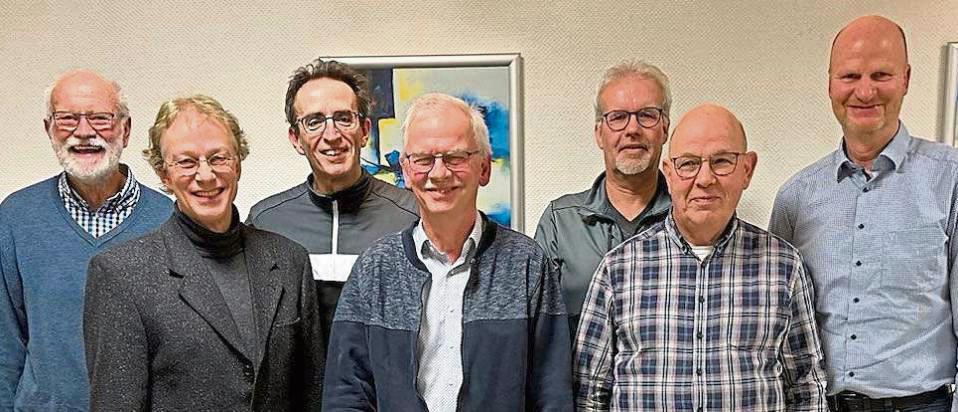 Der Vorstand des Heimatvereins Bad Westernkotten stellt sich im neuen Jahr wie folgt auf: (v.r.) Reiner Rochell, Josef Schulte, Uli Leibiger, Bernhard Schäfer, Peter Jürgens und Stefan Wiesner. Links im Bild der Referent des Abends, Arbeitskreisleiter Wolfgang Marcus.