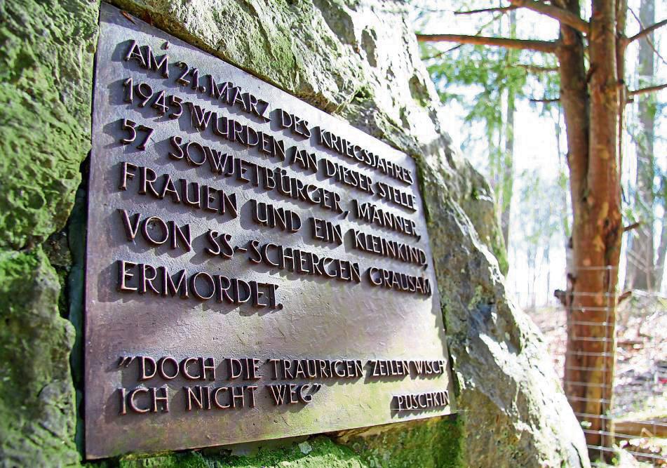 An das Massaker im Arnsberger Wald erinnert heute ein Gedenkstein zwischen Kallenhardt und Suttrop. Archivfoto: Mund