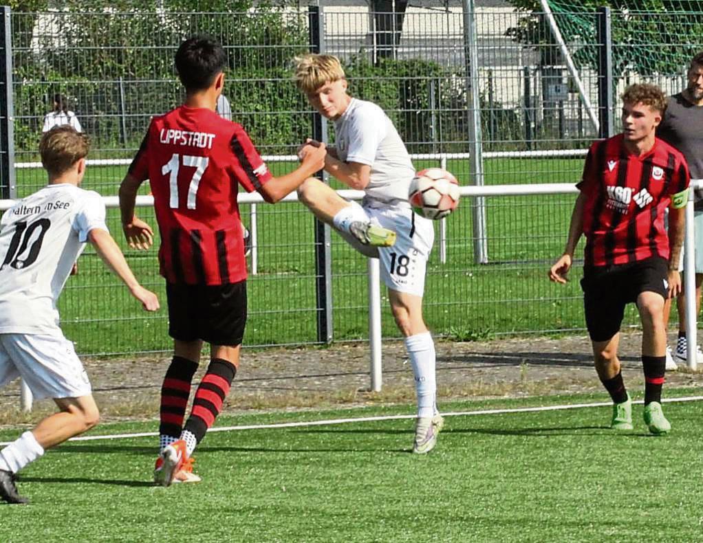 Die A-Junioren-Fußballer des SV Lippstadt (in Rot) müssen sich in ihrem ersten Auswärtsspiel beim TuS Hordel auf alle Fälle steigern. Foto: Dannhausen