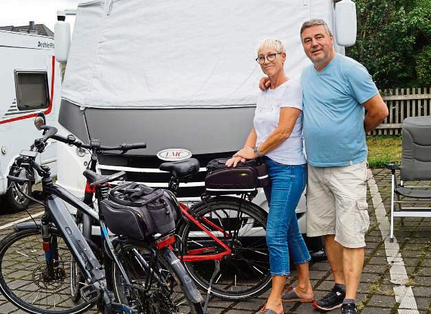 Das Ehepaar Meike und Volker Ludwig aus Bremen ist mit Fahrrädern on Tour.