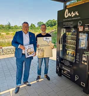 Coole Erfrischung: Bürgermeister Christian Thegelkamp (l.) und Grischa Michel (Casa GmbH) haben den neuen Eisautomat direkt ausprobiert.