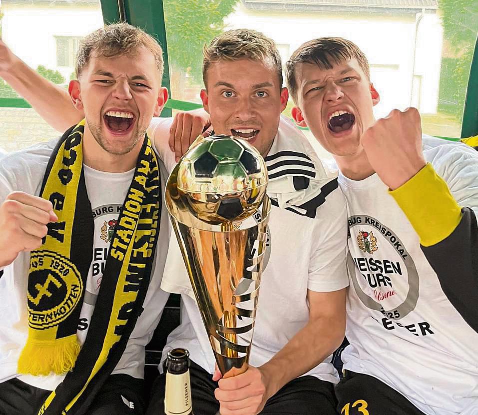 Wohin geht die Reise des SuS Bad Westernkotten noch? Nach dem Pokaltriumph war im Planwagen auch bei (v.l.) Davin Hense, Luca Kaiser und Louis Sprick Partystimmung angesagt. Am Sonntag kämpft der Landesligist noch um die Qualifikation für die Aufstiegsrunde. Im Fernduell mit Dröschede ist man allerdings auf Schützenhilfe aus Attendorn angewiesen.