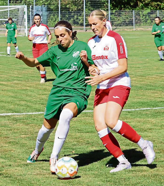 Alles unter Kontrolle hatten die Stirper Damen (in Grün) im Heimspiel gegen RW Ahlen und verbuchten beim klaren 5:0-Erfolg ihren ersten Saisonsieg. Foto: Uwe Feichtinger