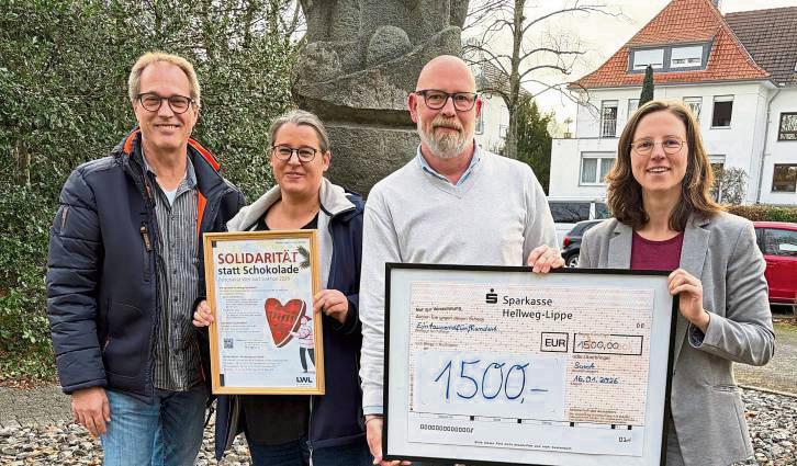 Auch ans Frauenhaus wurde gespendet, v.l. Walter Risse (zweiter Vize-Vorsitzender Personalrat), Vize Kerstin Stein und Vorsitzender Christopher Heinke mit Maike Schöne, Leitung des Frauenhauses Soest.
