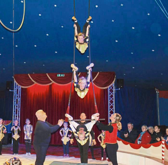 Applaus, Applaus: Die Kinder der Luzia-Grundschule glänzen mit ihren Zirkusnummern. Foto: Biermann