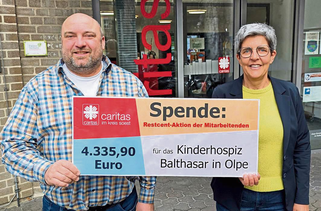 Sebastian Marx (Vorsitzender der Mitarbeitervertretung) und Caritas-Vorstand Bettina Wiebers freuen sich über die Spendenbereitschaft der Mitarbeitenden. Foto: Marcus Bottin (Caritas)