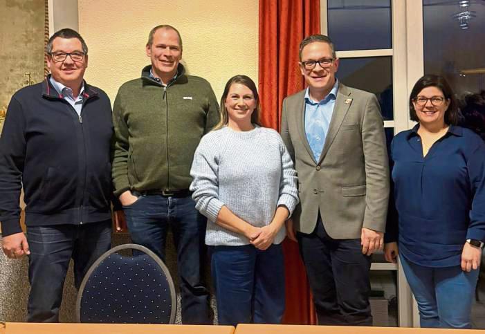 Nahmen an der Bürgerversammlung in Schallern teil: (v.l.) Schmerleckes Dorfchef Mario Bußmann, der ehemalige Ortsvorsteher Bodo Tiggesmeier, die neue Ortsvorsteherin Nina Schweitzer, Bürgermeister Hendrik Henneböhl und Lokalpolitikerin Nadine Weber (BG).
