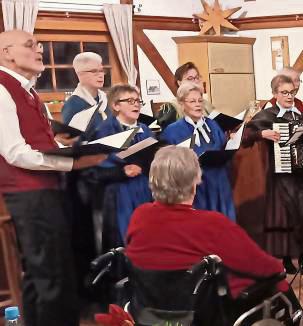 Eine Adventsfeier mit Liedern zum Mitsingen gab es für die Senioren in Mönninghausen.