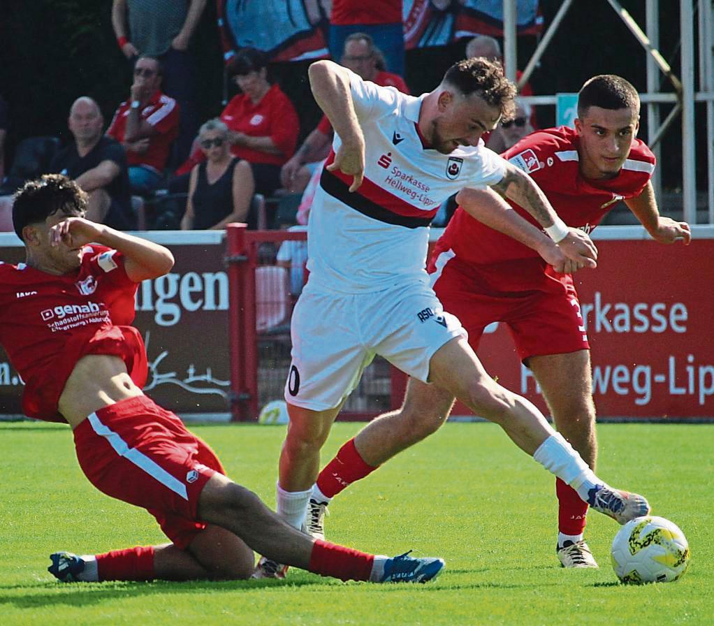 Aus der Lippstädter Startelf mittlerweile nicht mehr wegzudenken: Marcello Romano (in Weiß) gefiel beim 6:2-Sieg gegen Wiemelhausen als Doppeltorschütze. Foto: Heinke