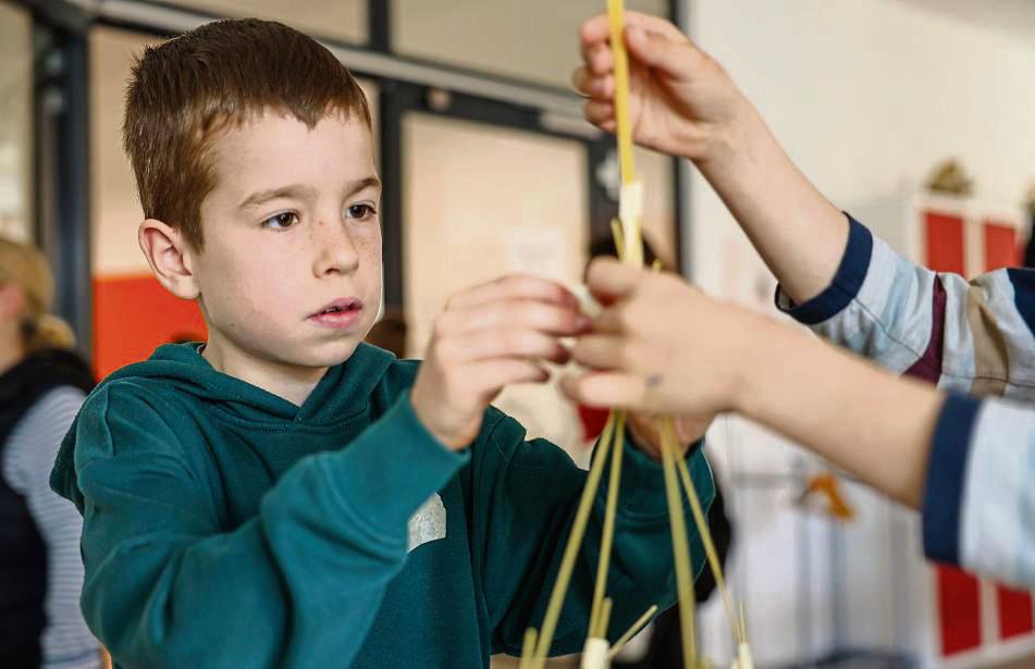 Bei der Marshmallow-Challenge baute Luca (8 Jahre aus Esbeck) aus Spaghetti einen über 60 Zentimeter hohen Turm, der ein Marshmallow halten konnte. Foto: Laame