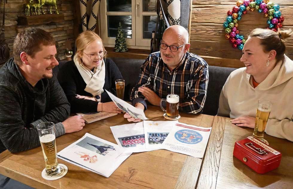 Noch sind es lose Seiten, über die sich das Redaktionsteam (v.l.) Simon Koerdt, Jennifer Quente, Bernd Grawe und Lara Bartmann (Anna Hölscher fehlt) austauschen. Bis Februar soll daraus eine Zeitung – der Bockschuss – werden. Foto: Bsdurek