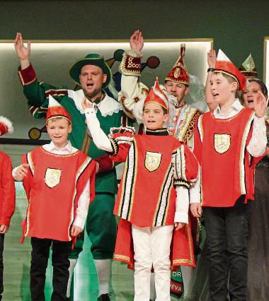 Kinderprinz Maximilian I. aus dem Hause Dicke mit seinen Pagen Joshua Hötte (r.) und Leo Bertelsmeier (l.).