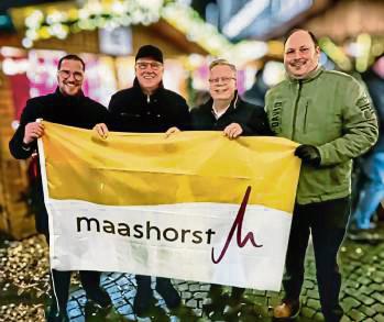 Der Marineverein freut sich über die neue Fahne aus Maashorst (v.l.): Bastian Dörries (zweiter Vorsitzender), Heinz Werner Strube (Vorsitzender), Harold van den Broek (Stadtrat der Gemeinde Maashorst) und Dennis Bömelburg (Schatzmeister).