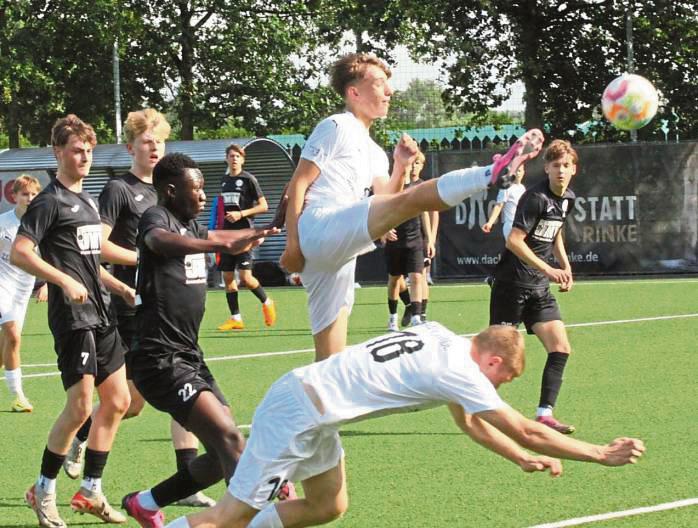 Mächtig strecken mussten sich die A-Junioren des TuS Lipperode (in Weiß), um das Heimspiel gegen Hövelriege/Hövelhof für sich zu entscheiden. Mit 0:2 lag man bereits zurück, ehe man die Partie doch noch drehte. Foto: Dannhausen