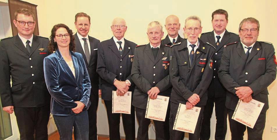 Die Ehrennadel der Feuerwehr Salzkotten in Bronze ging an Josef Berensmeyer aus Verlar sowie Wilhelm Höning und Hermann Schmidt aus Verne. Unser Foto zeigt alle Träger der Ehrennadel in Bronze, Silber und Gold. Foto: Büttner