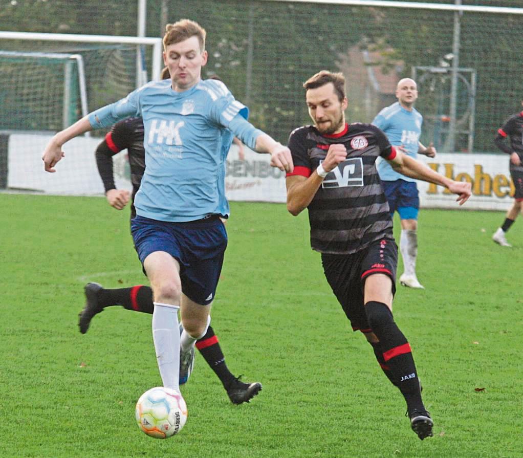 Der FC Mönninghausen (links mit Finn Grimme) erwartet am Sonntag im letzten Heimspiel des Jahres den SuS Westenholz, der nach einer beeindruckenden Serie mittlerweile ganz oben anklopft in der Tabelle. Foto: Schlink