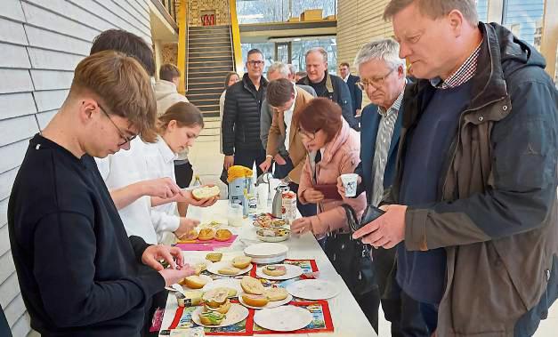 Erlös für die Abi-Kasse: Die Gesamtschüler versorgten die Ratsmitglieder mit belegten Brötchen. Foto: Heienbrok