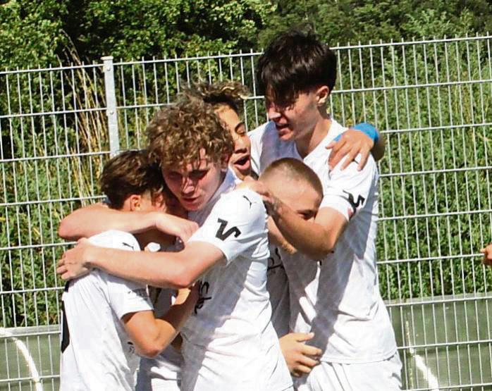 Gejubelt werden durfte im Lager der Lipperoder A-Jugend nach dem 3:2-Erfolg gegen Wellensiek. Foto: Hans Dannhausen