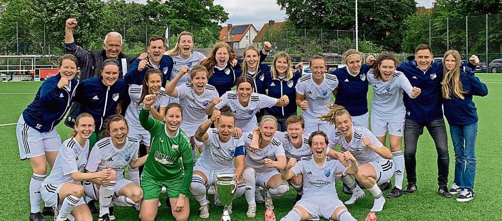 Triumph auf dem Ahlener Kunstrasenplatz gegen einen starken Konkurrenten: Die Damen des TuS Wadersloh sind erneut Pokalsieger, diesmal im Sportkreis Beckum-Gütersloh.