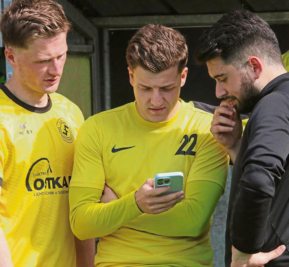 Passiert da noch was? Während der 3:0-Sieg des SuS gegen Neheim längst amtlich war, wurde in Attendorn noch immer gespielt. Philipp Köster, Fabio La Mendola und Miguel Mutlu (v.l.) hofften aber vergeblich, dass Konkurrent Dröschede doch noch stolpert.